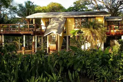 Image de The Mango House 2 + 2 Furn Bungalow avec grand pont vue mer