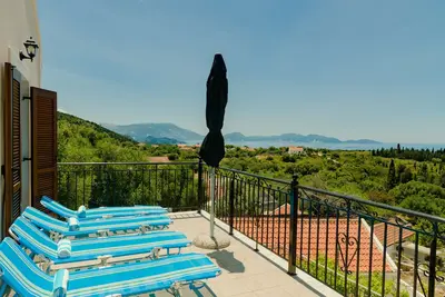 Image de Tout Nouveau: Maison romantique avec vue sur la mer et le coucher du soleil
