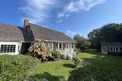 Image de Marcher à Edgartown et vélo à South Beach, charmant et privé,