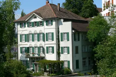 Image de Confort de vie généreux dans une vieille maison de ville avec un grand jardin