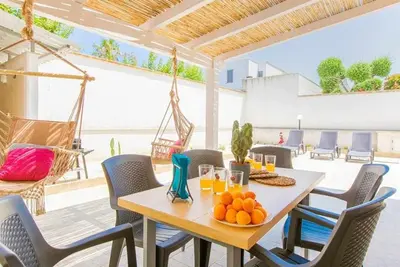 Image de Maison Turquoise Moderne - Plage Sous La Maison