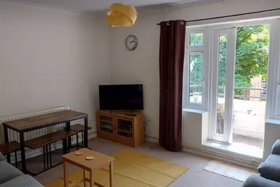 Image de Appartement de 3 chambres à coucher dans le sud-est de Londres à 500 m de la gare de train de banlieue