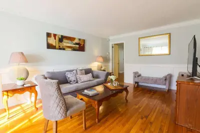 Image de 5 min du centre-ville et 15 min de la plage. Maison familiale avec salle de jeux et plusieurs coins salons.