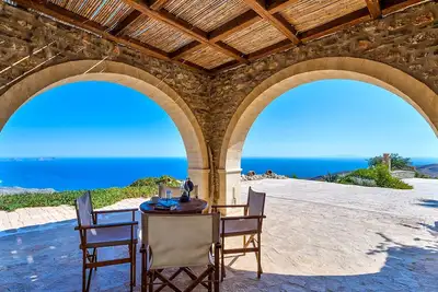 Vue panoramique sur la mer libyenne, grande piscine privée du sud de la Crète \"Keramos Villa\"