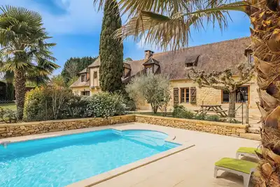 Image de Villa Paola, maison de vacances avec une grande piscine privée clôturée.