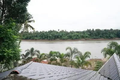 Image de aqua water front resort une villa avec vue sur la rivière periyar