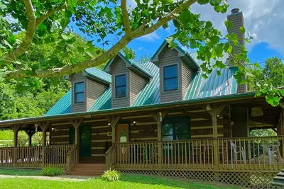 Image de Dogwood Acre} Air Hockey Table / Espn Basketball Hoops / WiFi / Grill / Screened in Deck