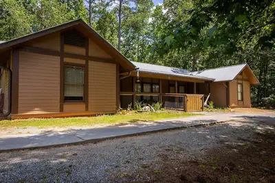 Image de Cabane isolée, propriété fermée sur le lac Allatoona