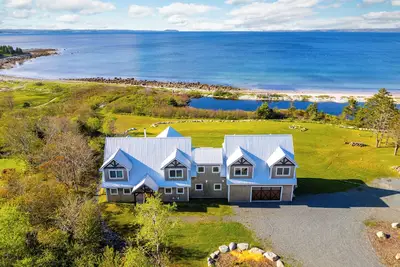 Image de Beach Front Oasis - Maison à ossature de bois sur mesure construite sur la plage de Cleveland
