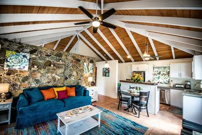 Image de Venez profiter de toute la rue John, les îles Vierges a à offrir dans Coral Bay paisible