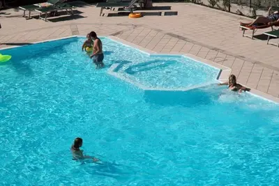 Image de Appartements lumineux et modernes avec piscine et plage et villas luxueuses au sud