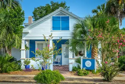 Image de Coeur d'Apalachicola historique, Floride nostalgique “Blue Moon Cottage”