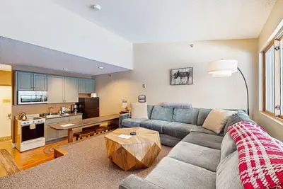 Image de Condo de montagne avec bain à remous intérieur partagé et piscine - accès skis aux pieds!