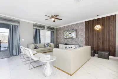 Image de Villa de luxe moderne avec tout dans le lac Storey!