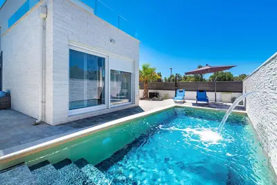 Image de Maison Diana avec piscine, famille et animaux acceptés