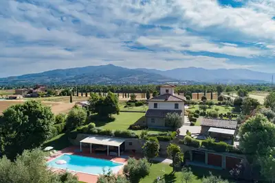 Image de Villa design avec grande piscine au coeur de la campagne toscane