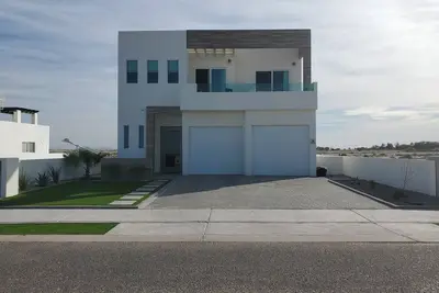 Image de Oceanfront, nouvellement construit 3 Br / 5ba dans Gated, communauté de terrain de golf.