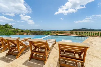 Image de Live a relaxing experience in this home with private pool, sauna and a cold tub.