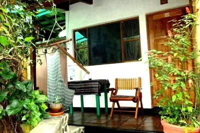Image de Chalet de jardin dans un composé sécurisé au bord du centre-ville