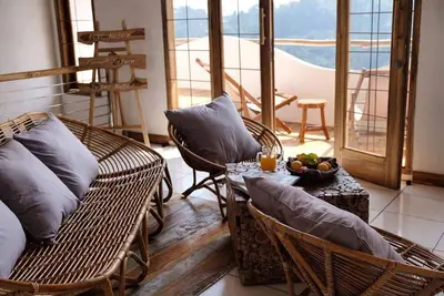 Image de Villa avec piscine à débordement privée avec vue imprenable sur la verdure luxuriante près de Lembang