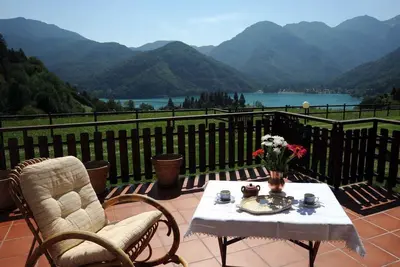 Image de Appartement de vacances avec une vue magnifique sur le lac