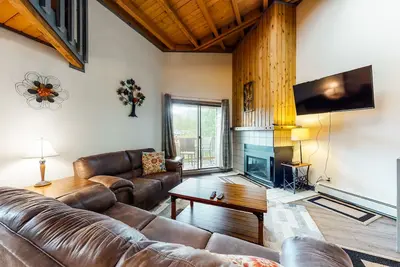 Image de Condo de montagne loft avec balcon, foyer et bain à remous \/ piscine \/ salle de jeux partagés!