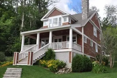 Image de Walloon Lake Cottage - récent, de style classique 3br / 4. 5ba