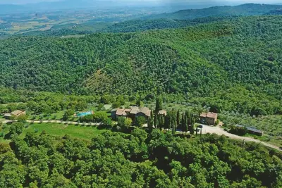 Image de Petit et ancien village en position panoramique à quelques km de Monte San Savino. 15 lits, grande p
