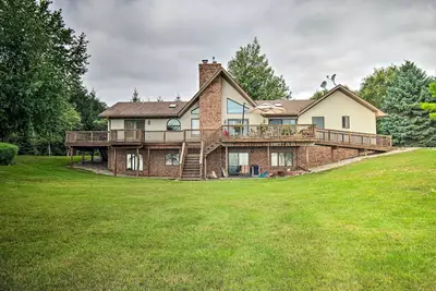 Image de Nouveau! Grande maison familiale avec terrasse et cour sur le lac Huron