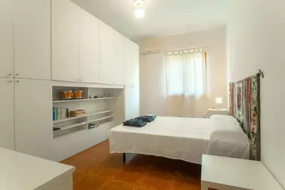 Image de Villa avec trois chambres, deux salles de bain et un confortable salon avec cheminée.