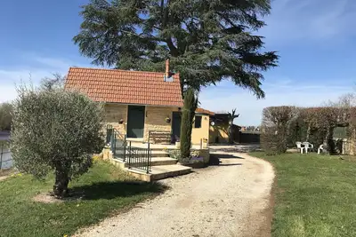 Ancienne cabane de pêcheur rénovée au bord de rivière sûr beau terrain clos.