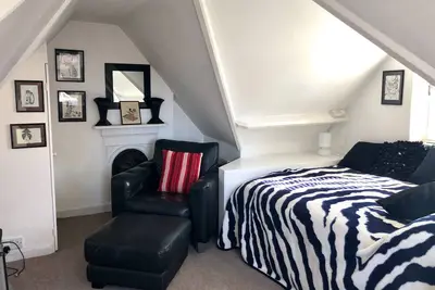 Image de Skylight Loft - Appartement unique dans un village gothique victorien avec une vue imprenable
