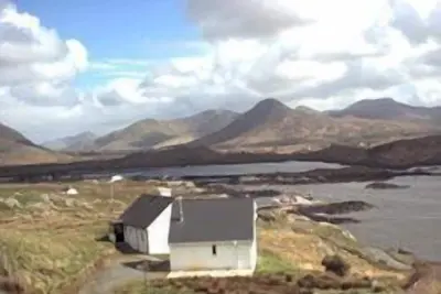 Image de Une vue imprenable sur la mer et les montagnes