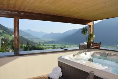 Image de Appartement supérieur avec sauna, bain à remous et cheminée avec accès direct aux pistes