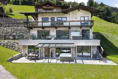 Image de Suite de luxe avec sauna, bain à remous, foyer et accès direct aux pistes