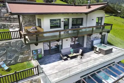 Image de Chalet de luxe avec sauna, bain à remous, directement sur la piste de ski