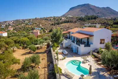 Image de Villa Olive Garden dans l'ouest de la Crète, avec piscine privée, 11 couchages et vue sur la mer
