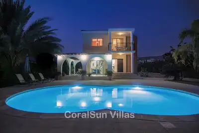 Image de Villa Coral Bay. Immense piscine privée (5x12m) et jardin, disponible pour les mariages