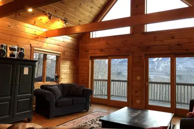 Image de Lg Cabin w / ski Mtn vues; Convivial et familial pour profiter des quatre saisons.