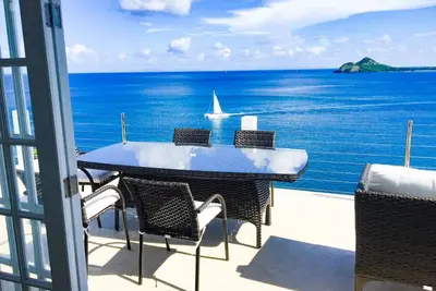Image de Hou la la! Villa en bord de mer 3br / 2ba entièrement rénovée avec piscine, climatisation, WiFi, 3 rois