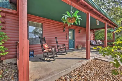 Image de Cabine à flanc de colline sur 43 acres avec lac privé et vue!