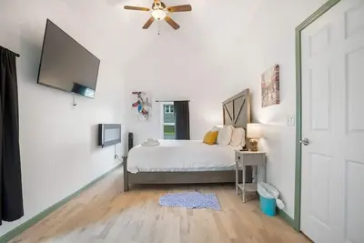 Image de 101 Yo Remodel | 4br 5TVs • Dt+Gathering < 10 min