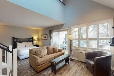 Image de Marchez jusqu'à l'ascenseur Weider Express! Condo pour chiens avec piscine partagée et bain à remous!