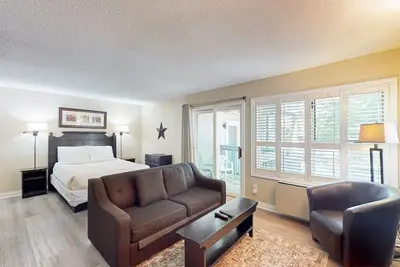 Image de Condo bien situé avec piscine et bain à remous partagés - à pied des ascenseurs, sur la ligne de bus!