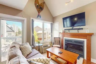 Image de Condo lumineux et élevé w / 2 ponts et piscine partagée, bain à remous, tennis - marcher pour soulever!