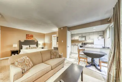 Image de Studio confortable avec bain à remous et piscine / bain à remous partagés - à pied des ascenseurs, chiens Ok!