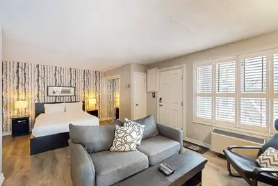 Image de Condo pour chiens avec piscine partagée, bain à remous et tennis - à pied des pistes!