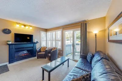 Image de Marchez jusqu'à l'ascenseur! Condo confortable avec cheminée et piscine et bain à remous partagés - chiens Ok!