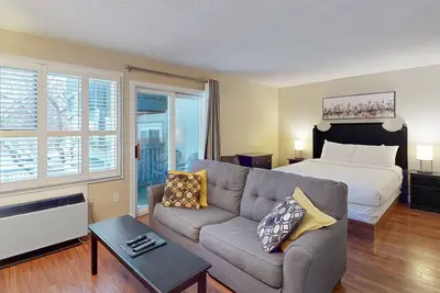 Image de Marchez jusqu'aux ascenseurs! Studio mis à jour avec cheminée et piscine partagée, bain à remous et tennis!