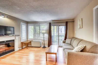 Image de Marchez pour soulever / navette! Condo confortable avec piscine partagée, bain à remous et tennis - chiens Ok!